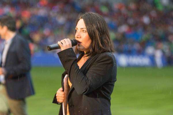 La presentadora Irati Borda comenzó con 15 años a presentar la Inauguración de la Dionosti Cup Leyenda de la imagen 2 en la galería